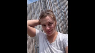 Maglietta bianca T meteo SFW verticale dietro le quinte selfie clip