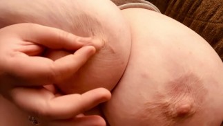 Stimulace mých bradavek, taková hodná holka jsem s mými velkými prsy