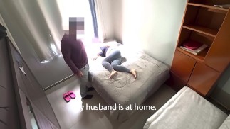 Elle l’a fait à son beau-frère ? Footjob, pipe et sperme dans la chatte.