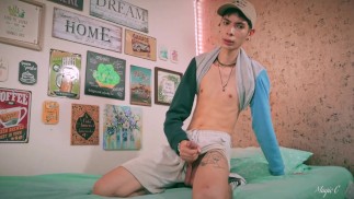 Sport Twink Magic C branler sa grosse bite à travers le côté de son short