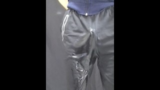 Un garçon en short est apparu ! Cependant, il semble retenir son pipi...