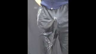 Un garçon en short est apparu ! Cependant, il semble retenir son pipi...