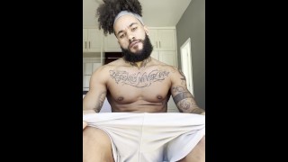 Getatoeëerde gespierde Braziliaanse Andy Rodrigues komt klaar