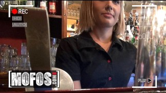 VINTAGE MOFOS - Hot 酒吧女服务员 Rihanna Samuel 在顾客吮吸他的鸡巴之前向她展示她的乳房