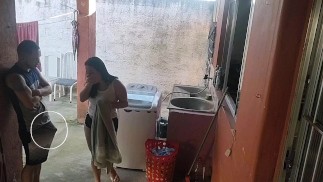 esposa se fue y la criada no pudo resistir mi polla erecta