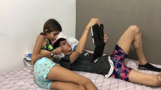 Meia-irmã sexy me pede para transar com ela pela primeira vez - terapia familiar TUflacasex