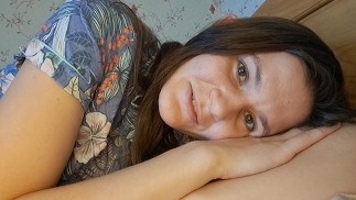 Deine liebevolle russische Freundin weckt dich auf, indem sie an deinem Schwanz lutscht (ASMR)