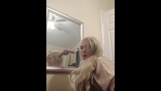 Crossdressing Blondine wird fast erwischt (bessere Qualität)