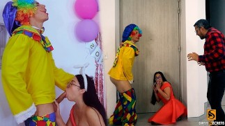 彼女のパパが働いている間、誕生日の女の子は家で犯されます