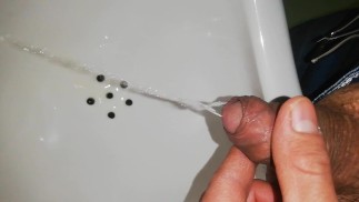 desesperado pissing, no alcanzo a llegar orino como puta en el lavamanos, primer plano, gay caliente