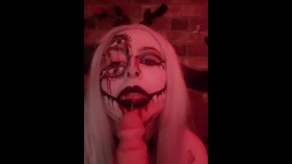 Démone suce une bite