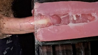Der Typ fickt den Masturbator hart und sieht zu, wie das Sperma hineinschießt