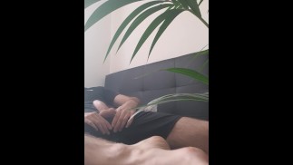 mec sportif se branle dans sa chambre et jouit sur des vêtements de sport nike, montre les pieds