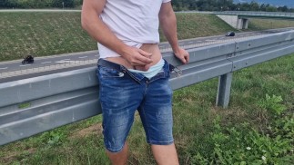 uma vagabunda chupa pau em uma estrada movimentada