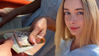 Hielp een behoeftige student en neukte haar kleine centjes - Loly Nebel