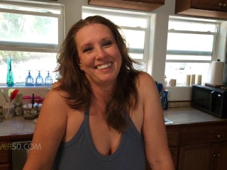 Een Hot MILF Stiefmoeder Krijgt Een Kaartles En Geeft Haar Stiefzoon Een Les in Seks.