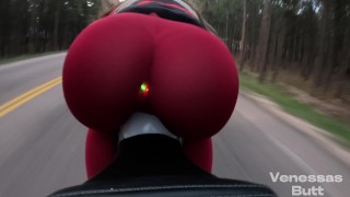 Biker Girl chevauche une moto avec un plug anal d’éclairage LED - VenessasButt