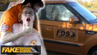 Fake Driving School - Britská zrzavá holčička Ella Hughes během jízdy dostane v prdeli perfektní kundičku