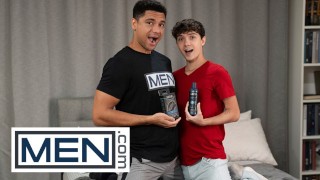 MEN - Sam Ledger fica surpreso com o quão grande é o pau do Andre Stone e se oferece para chupar