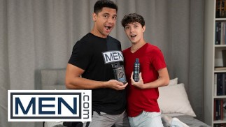 MEN - Sam Ledger ist überrascht wie groß Andre Stone's Schwanz ist und bietet an, ihn abzusaugen
