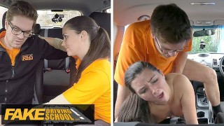 Fake Driving School - Cute TEEN e seu instrutor de condução em REAL CHEATING sexo