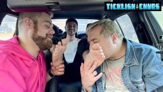 Dimitri hüpft mit Matt und Ryder für Fußaction ein