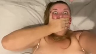 ГОРЯЧАЯ ЖЕНА СНИМАЕТ ВИДЕО ДЛЯ МУЖА, ПОКА ЕЕ ТРАХАЕТ НЕЗНАКОМЕЦ