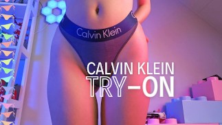 CALVIN KLEIN パンティー試着赤毛