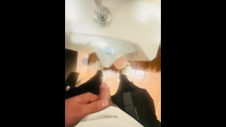 Auf Denny's pinkeln, im öffentlichen Badezimmer kreuzen