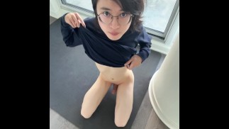 Cute femboy masturbuje na kolenou a čistí cum z podlahy svými malými ústy a jazykem