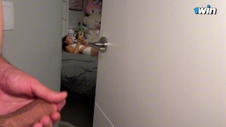 Día 7 - Me masturbé a mi hermanastra pero ella me atrapó y me follé su boca duro - Semen en la boca