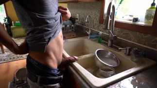 Mauvais garçon refuse de pisser dans une bonne toilette et vide sa pisse chaude dans le lavabo de la cuisine