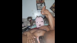 En la cama jugando con mi coño y corriéndose en mi varita de vidrio