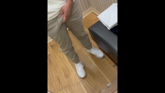 Guy wichst in der öffentlichen Umkleidekabine bis zum Abspritzen