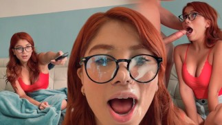 Encuentro a mi hermanastra TEEN viendo NETFLIX 👀! Parece muy inocente 😇 pero se calienta rapido 😈