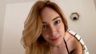 Stepbro uczy przyrodnią siostrę, jak kucać na penisie, aby ją ogrzać - Loly Nebel