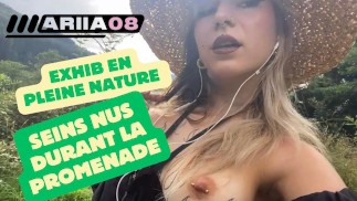 Petite française au seins tatoués balade les chiens à la campagne les seins nus