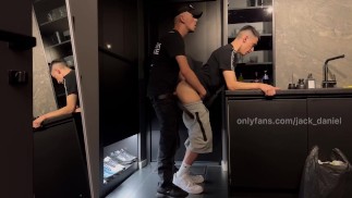 Zwei Nachbarn hatten einen Fick, während Freundinnen bei der Arbeit waren