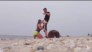Chupei seu pau duro na praia e depois engoli seu esperma