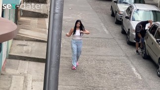 Eu a encontrei no SEX-DATER e não achei que ela fosse a garota da porta ao lado