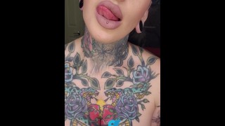 Chica tatuada de grandes tetas te seduce para follarla en la cama. Versión completa en OnlyFans.