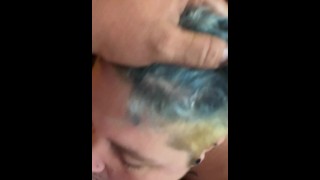 A enteada lésbica implorou ao papai pelo seu primeiro pau. Vem-te nas mamas. Casa de fantasia passo