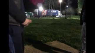 en el estacionamiento junto a la carretera