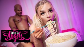 TRANS ANGELS - Angellica bueno se distrae al hacer un mukbang por Papi la polla de Santiago