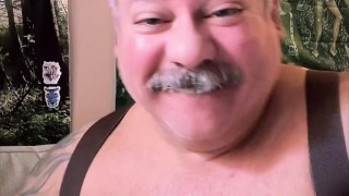 VYSLOUŽILÝ TRENÉR HRAJE SE SVÝM KRETÉNEM ZBLÍZKA A STŘÍLÍ VELKÉ DÁVKY