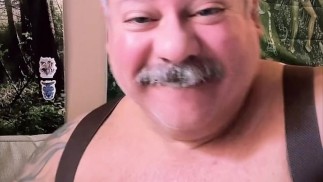 ALLENATORE IN PENSIONE GIOCA CON IL SUO BUCO DEL CULO DA VICINO E SPARA GRANDI CARICHI