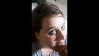 Diepe pijpbeurt, handjob en sperma in mond