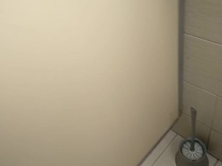 Junge Bekommt Handjob in Der Toilette.