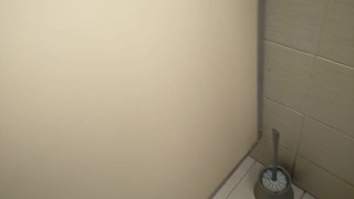Chico recibiendo trabajo manual en el baño.