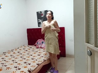 HO VISTO LA MIA SORELLASTRA MASTURBARSI NELLA SUA STANZA, L'AIUTERÒ CON IL MIO CAZZO